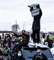 Ενταση στη Μινεάπολις μετά τον θάνατο μαύρου από αστυνομικίνα